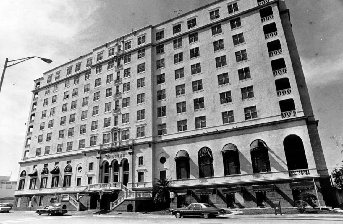 The exterior of Hotel Biscaya as seen in 1977. 